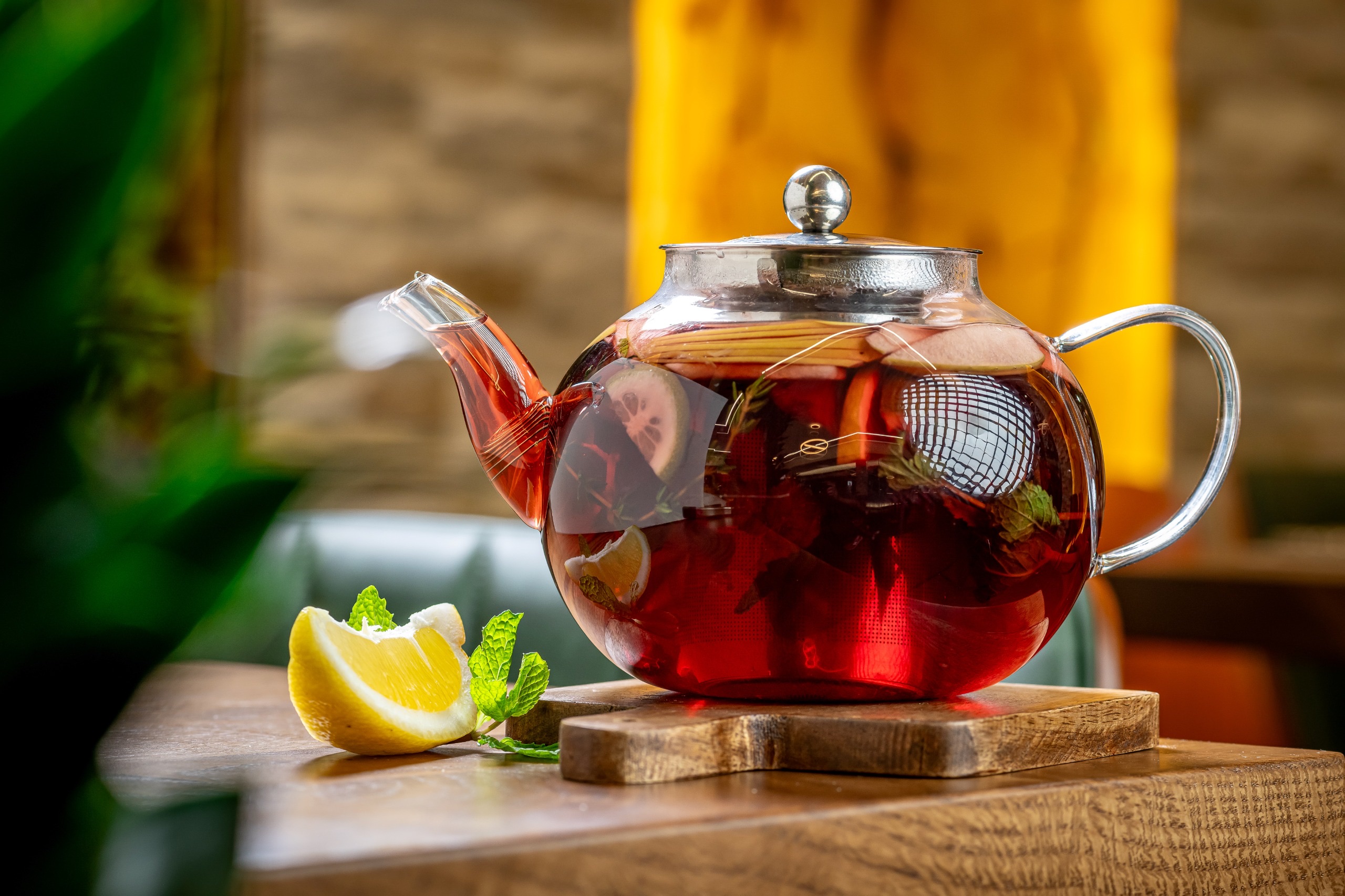 Glass teapots with citrus and spices
