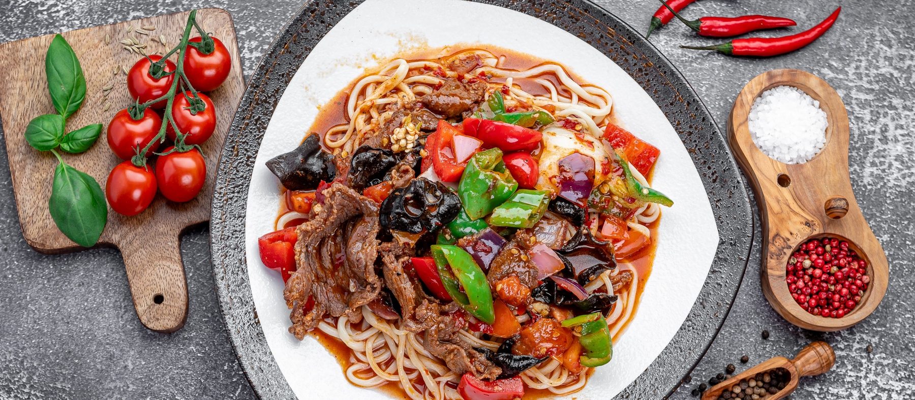 A bowl of hand-pulled guyurou laghman with beef and peppers