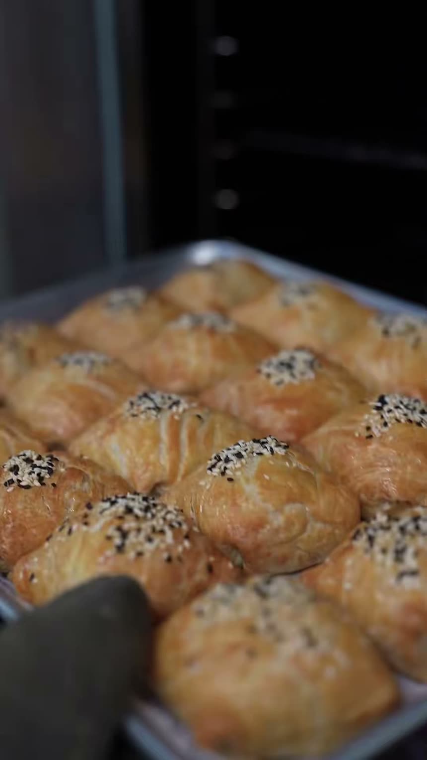 A tray of freshly baked samsa with sesame